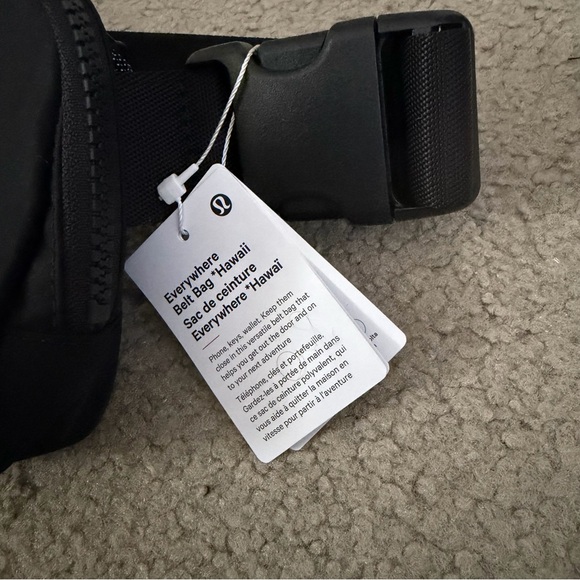 LULULEMON HAWAII EXCLUSIVE EVERYTHING BELT BAG! ✨ - Picture 3 of 4